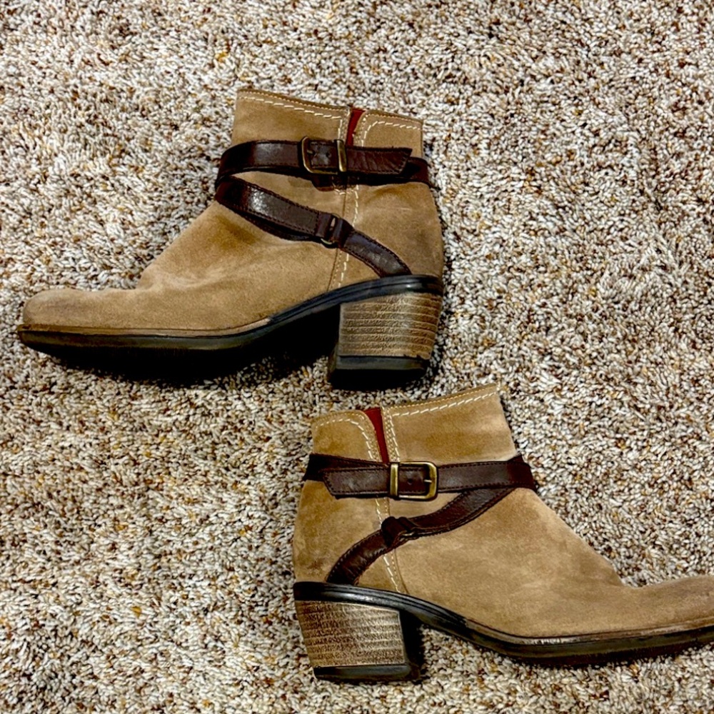 Women’s 7.5 Tan Suede Ankle Boots